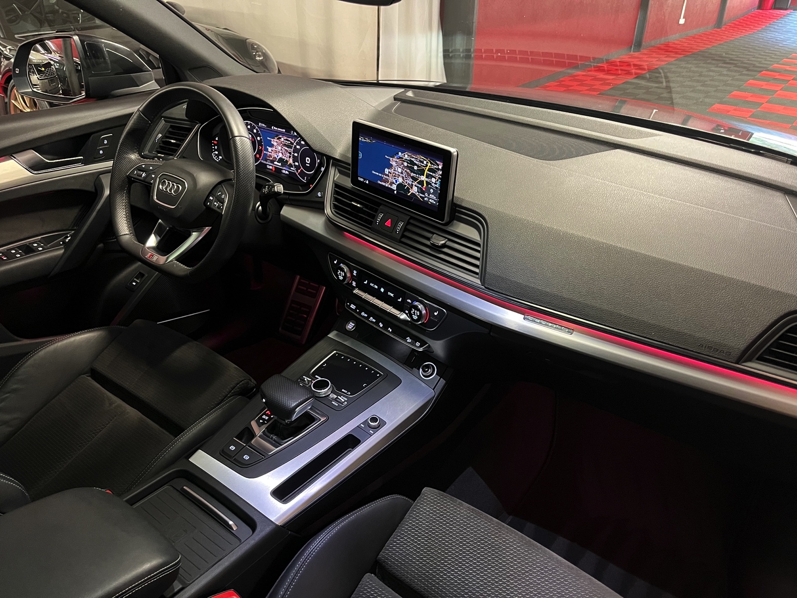 
								AUDI Q5 45 TFSI sport quattro S-tronic en plein écran									