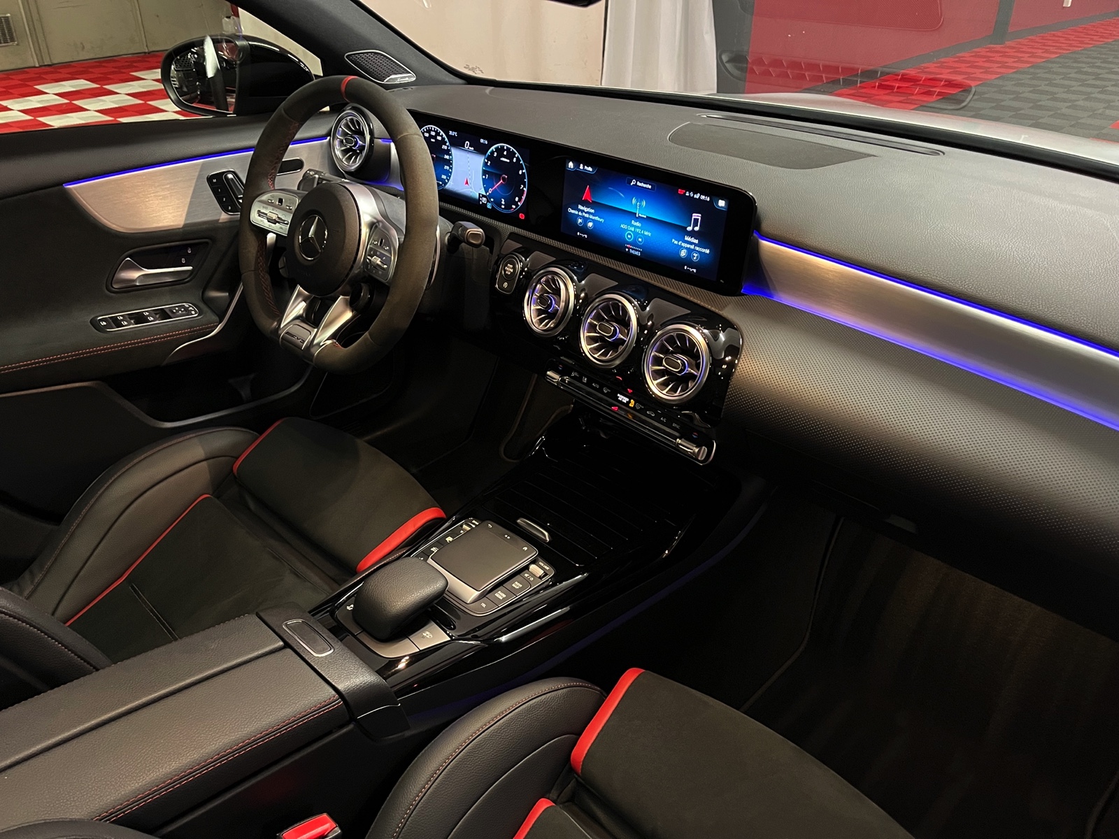 
								MERCEDES-BENZ A 45 S AMG 4Matic+ Speedshift en plein écran									