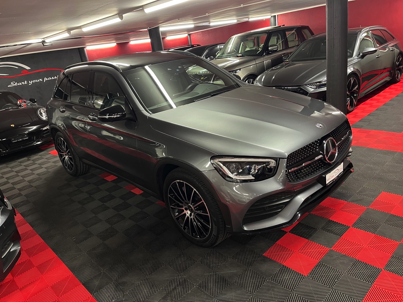 
								MERCEDES-BENZ GLC 200 AMG Line 4Matic 9G-Tronic en plein écran									