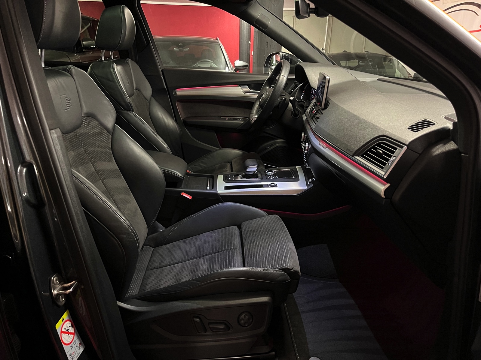 
								AUDI Q5 45 TFSI sport quattro S-tronic en plein écran									