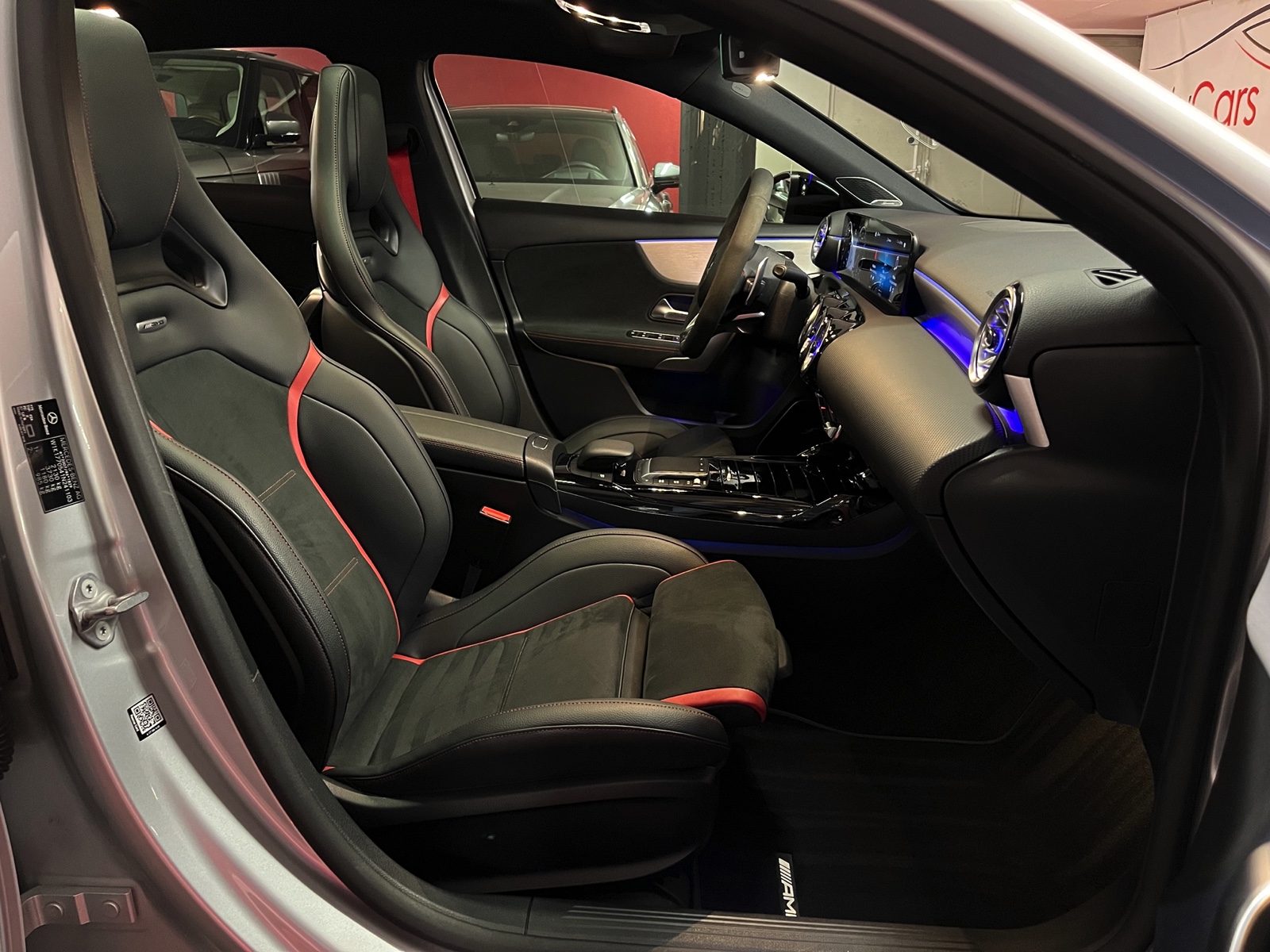 
								MERCEDES-BENZ A 45 S AMG 4Matic+ Speedshift en plein écran									