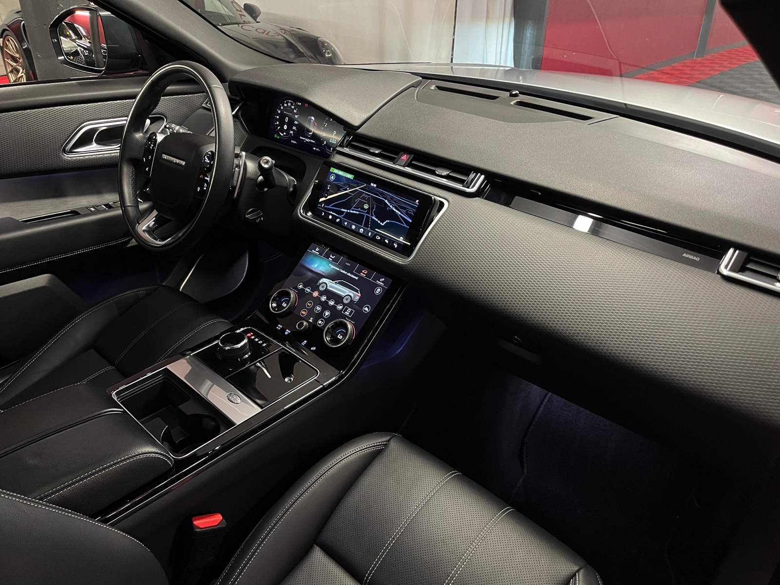 
								LAND ROVER Range Rover Velar R-Dynamic P 250 SE Automatic en plein écran									
