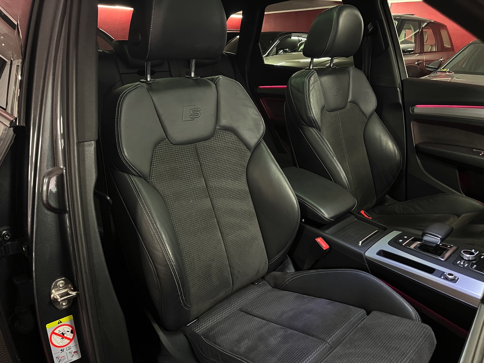 
								AUDI Q5 45 TFSI sport quattro S-tronic en plein écran									