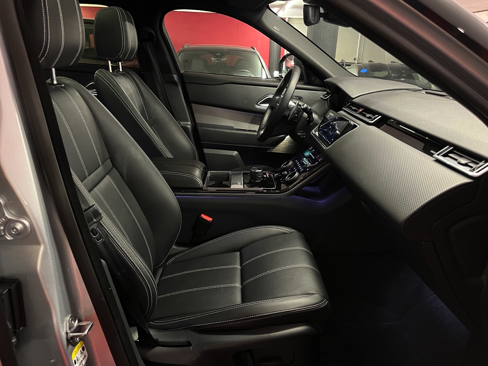 
								LAND ROVER Range Rover Velar R-Dynamic P 250 SE Automatic en plein écran									