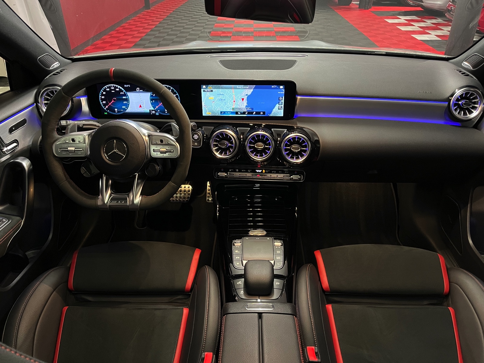 
								MERCEDES-BENZ A 45 S AMG 4Matic+ Speedshift en plein écran									