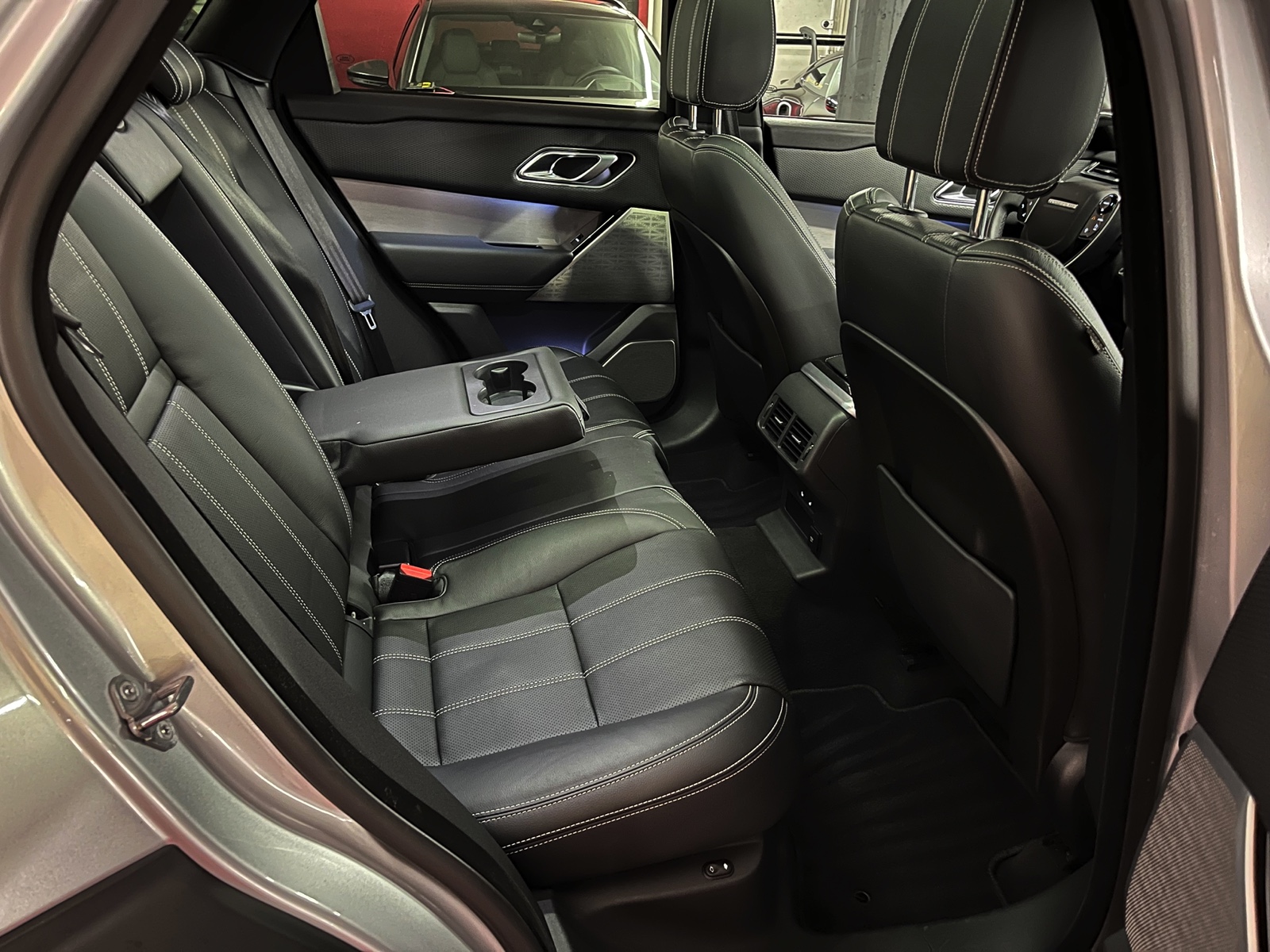 
								LAND ROVER Range Rover Velar R-Dynamic P 250 SE Automatic en plein écran									
