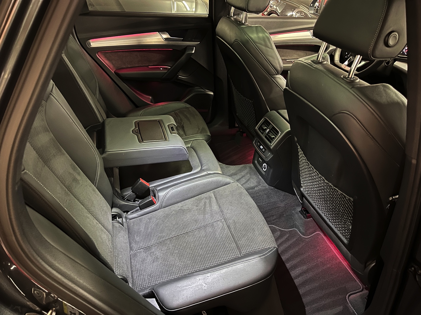 
								AUDI Q5 45 TFSI sport quattro S-tronic en plein écran									
