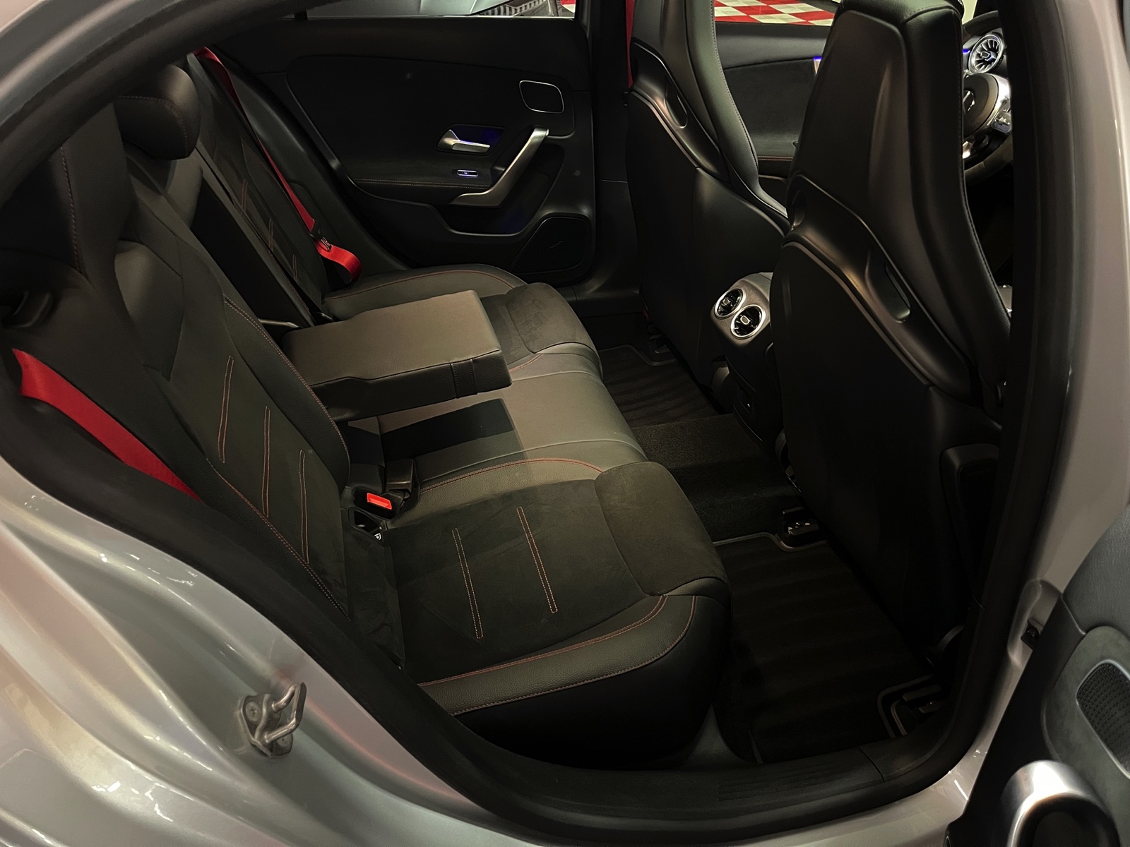 
								MERCEDES-BENZ A 45 S AMG 4Matic+ Speedshift en plein écran									