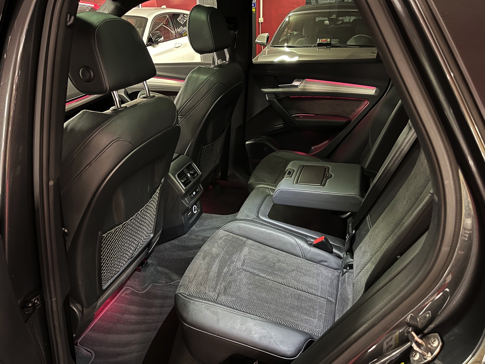 
								AUDI Q5 45 TFSI sport quattro S-tronic en plein écran									
