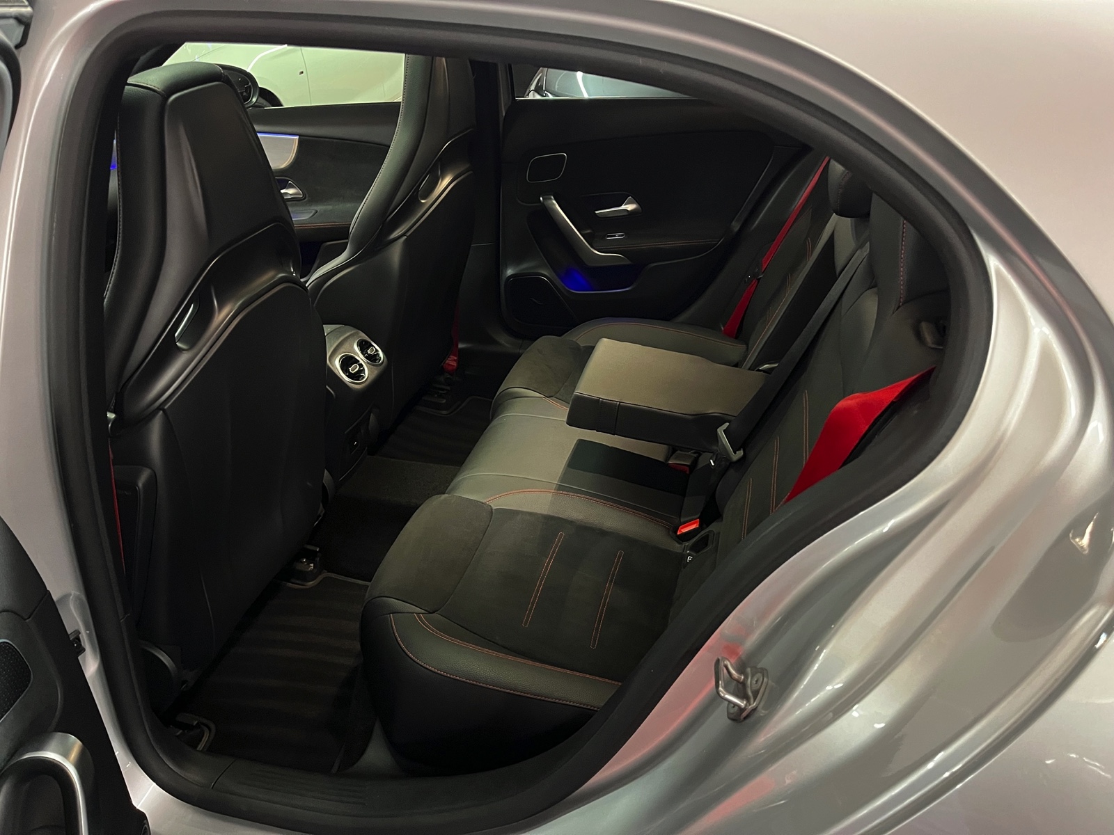 
								MERCEDES-BENZ A 45 S AMG 4Matic+ Speedshift en plein écran									