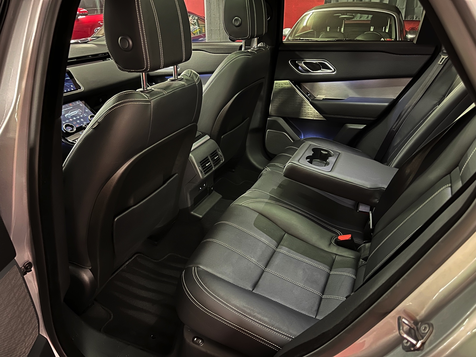 
								LAND ROVER Range Rover Velar R-Dynamic P 250 SE Automatic en plein écran									