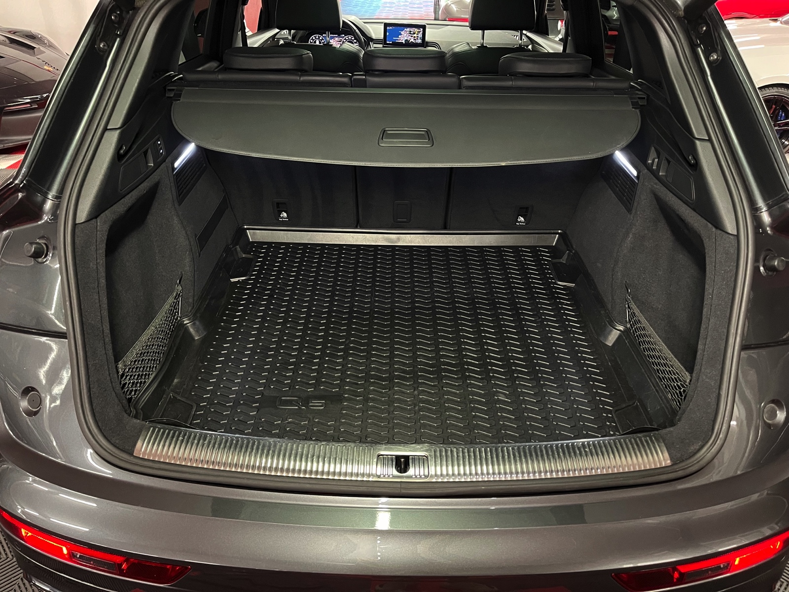 
								AUDI Q5 45 TFSI sport quattro S-tronic en plein écran									
