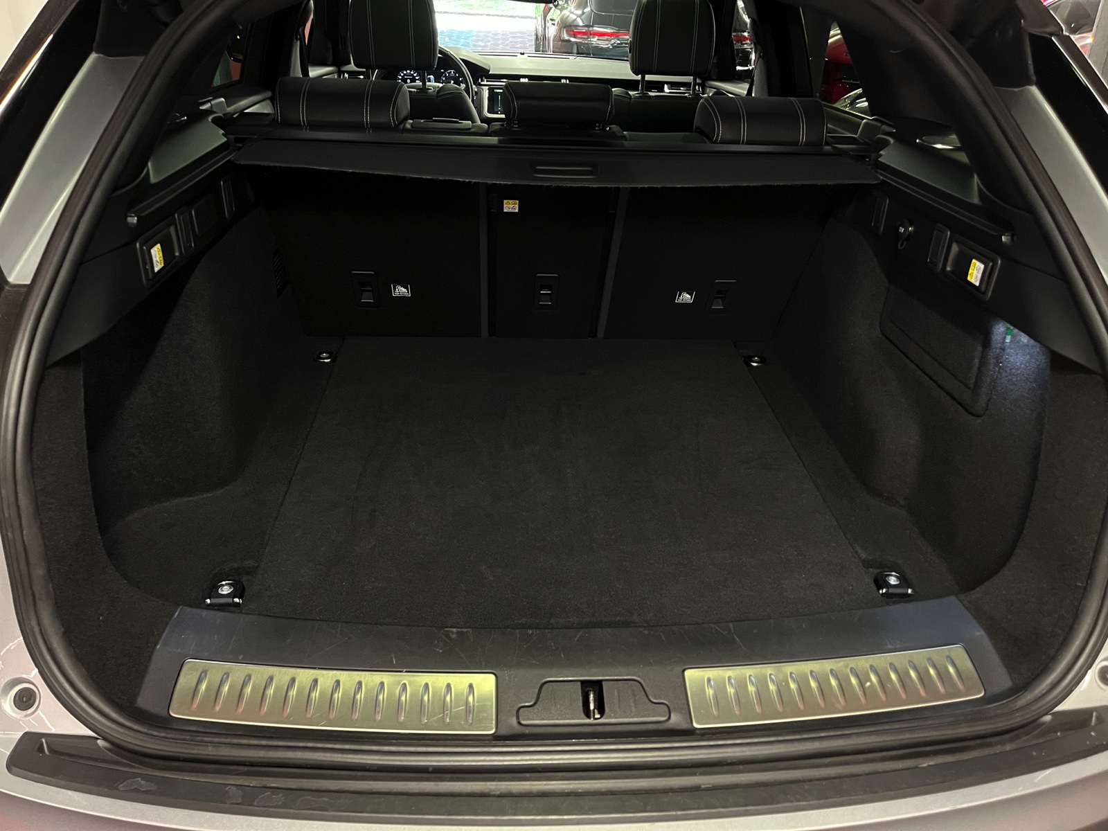 
								LAND ROVER Range Rover Velar R-Dynamic P 250 SE Automatic en plein écran									