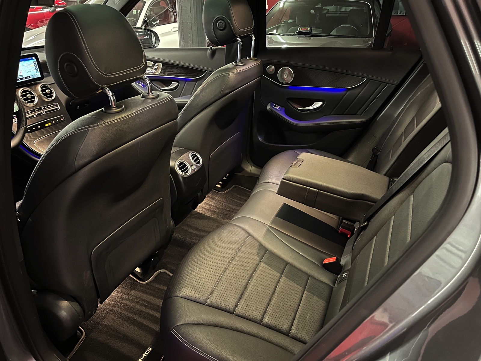 
								MERCEDES-BENZ GLC 200 AMG Line 4Matic 9G-Tronic en plein écran									