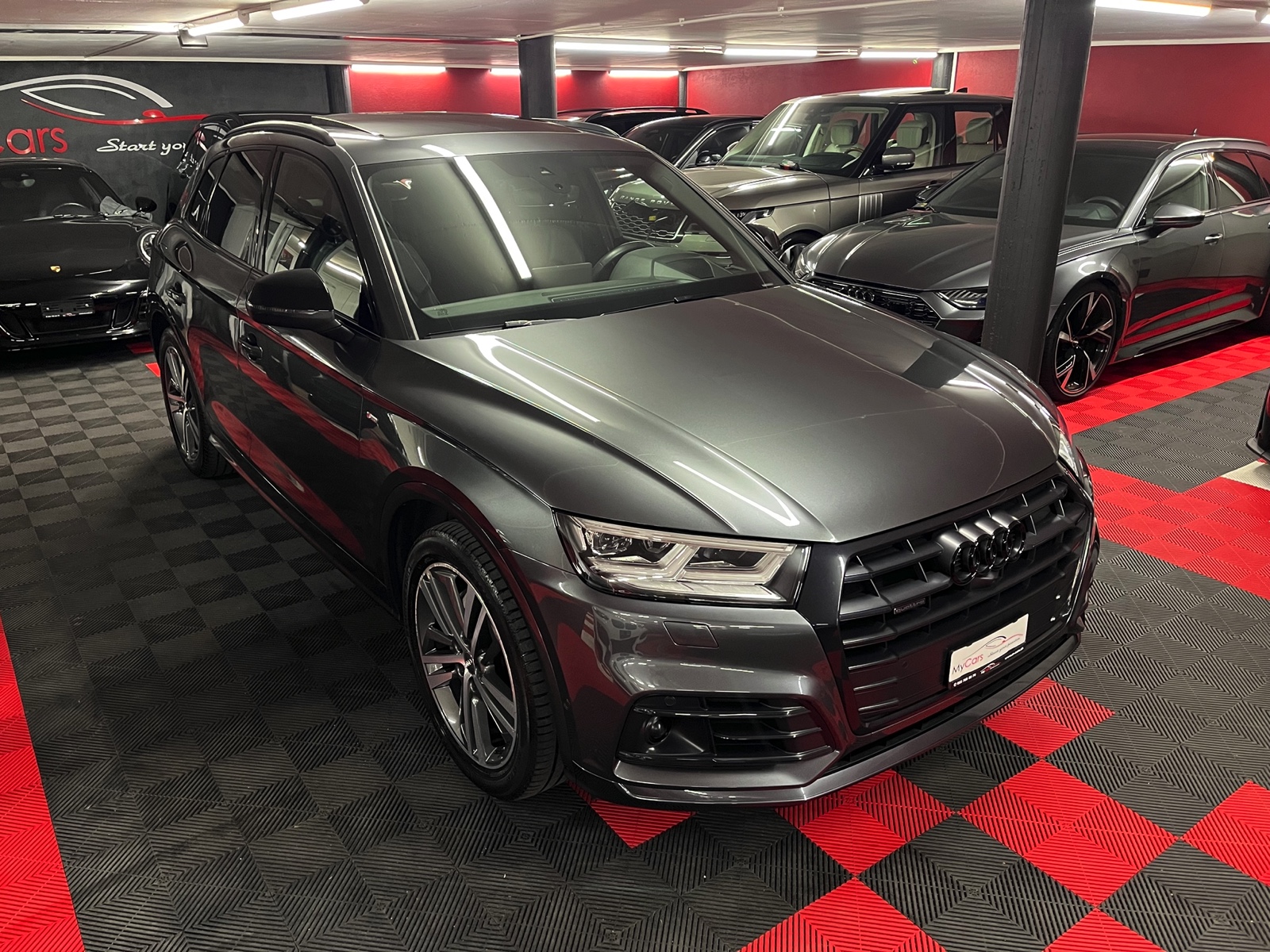 
								AUDI Q5 45 TFSI sport quattro S-tronic en plein écran									