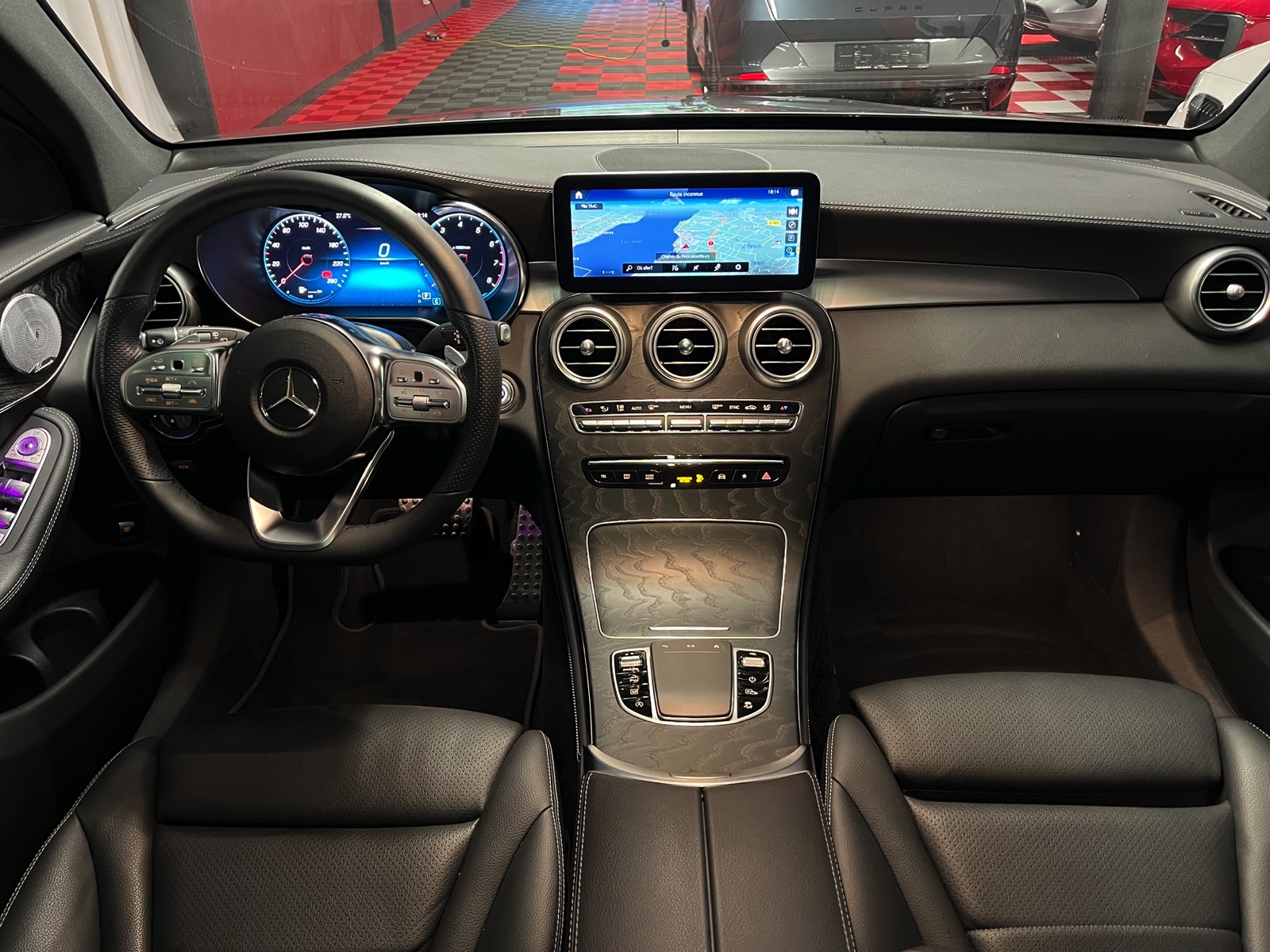 
								MERCEDES-BENZ GLC 200 AMG Line 4Matic 9G-Tronic en plein écran									