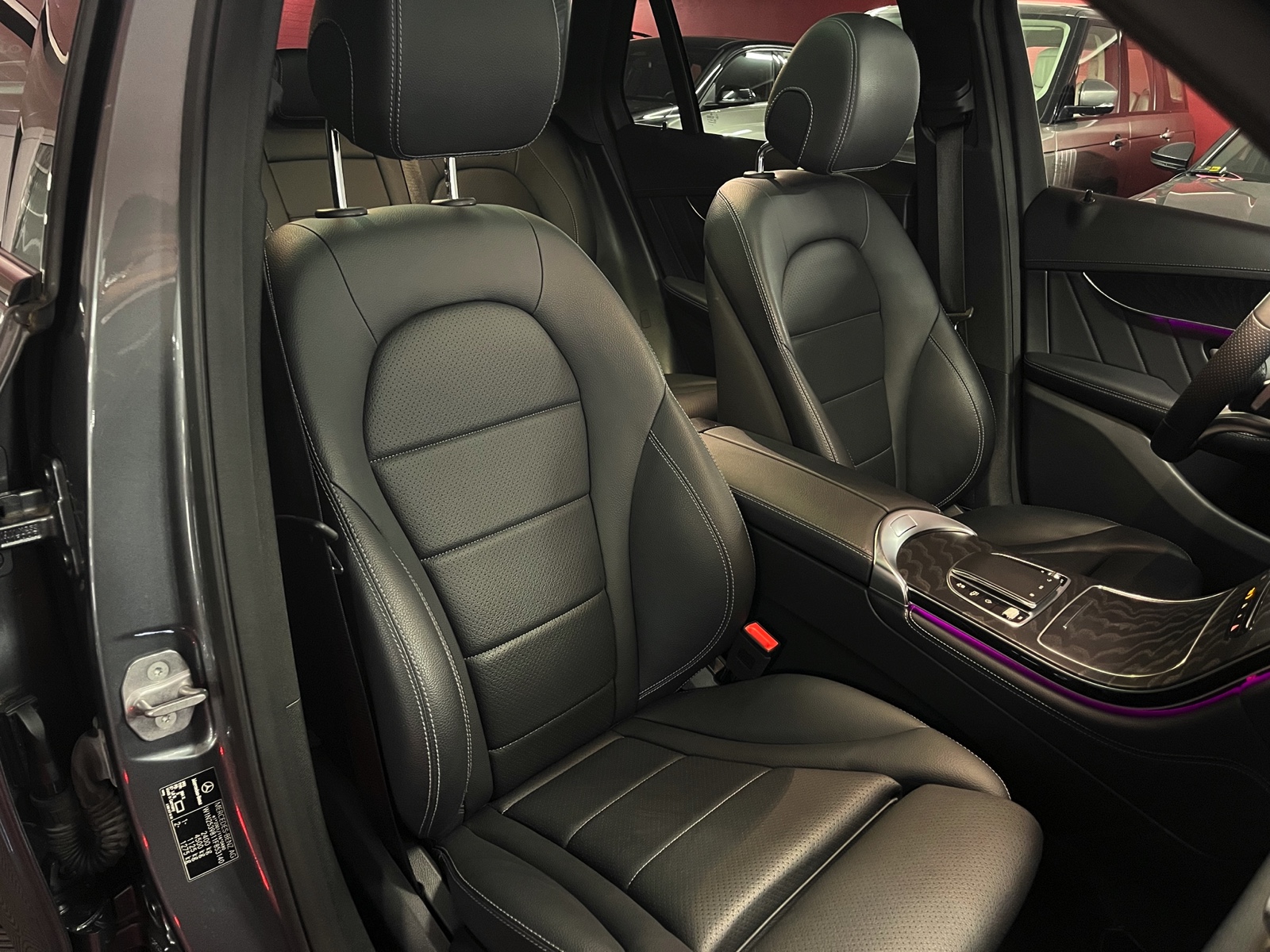 
								MERCEDES-BENZ GLC 200 AMG Line 4Matic 9G-Tronic en plein écran									