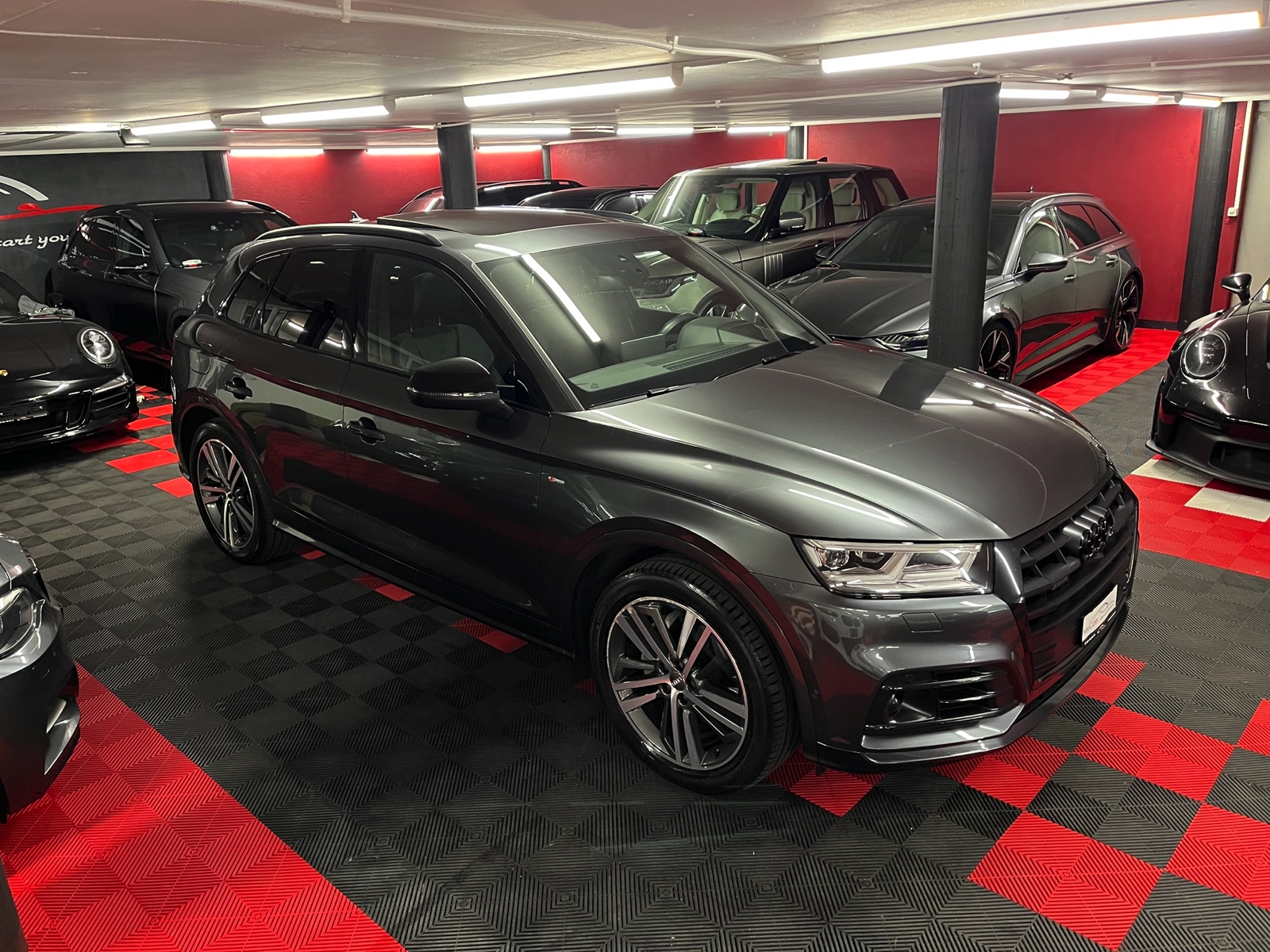 
								AUDI Q5 45 TFSI sport quattro S-tronic en plein écran									