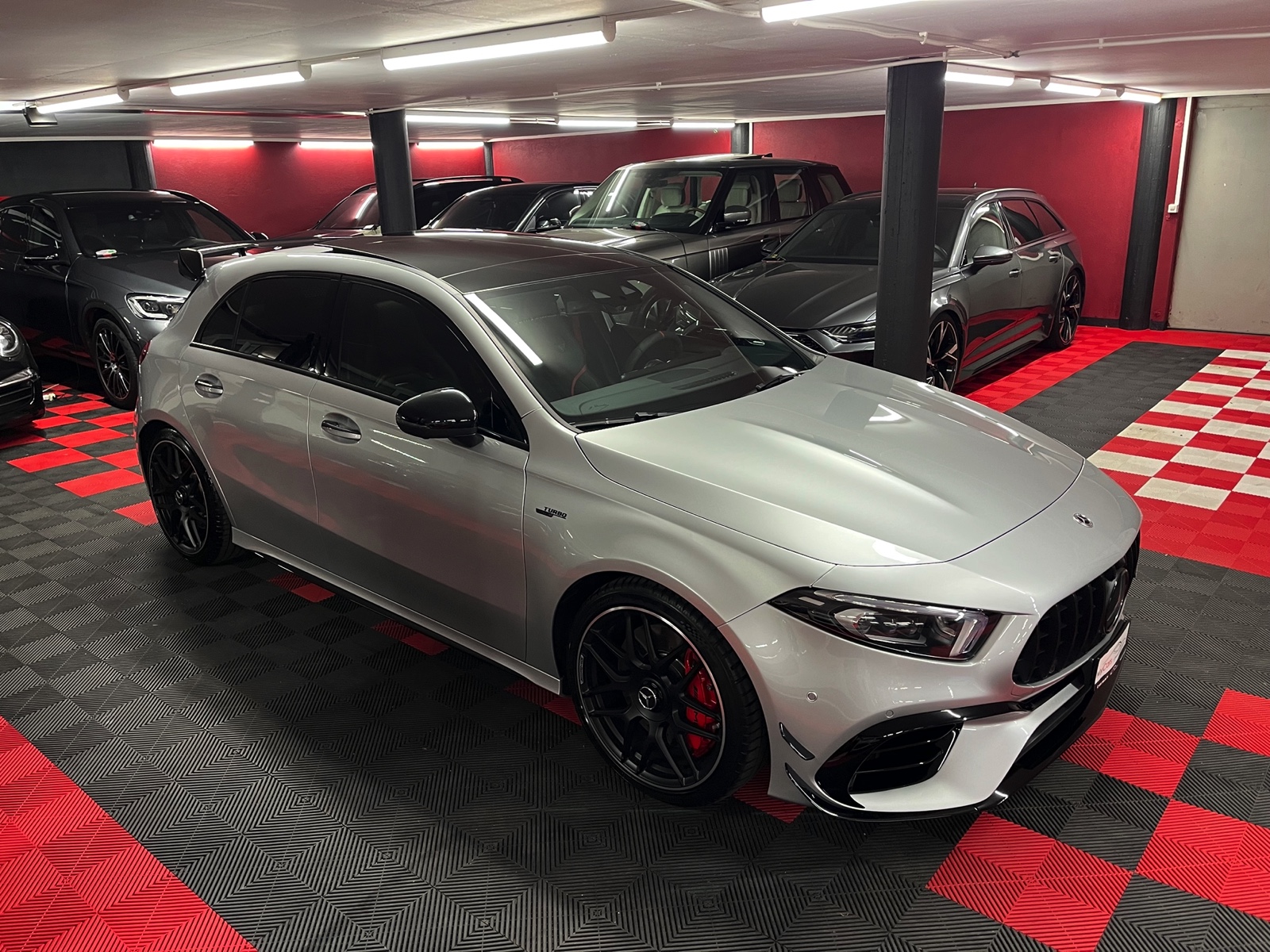 
								MERCEDES-BENZ A 45 S AMG 4Matic+ Speedshift en plein écran									