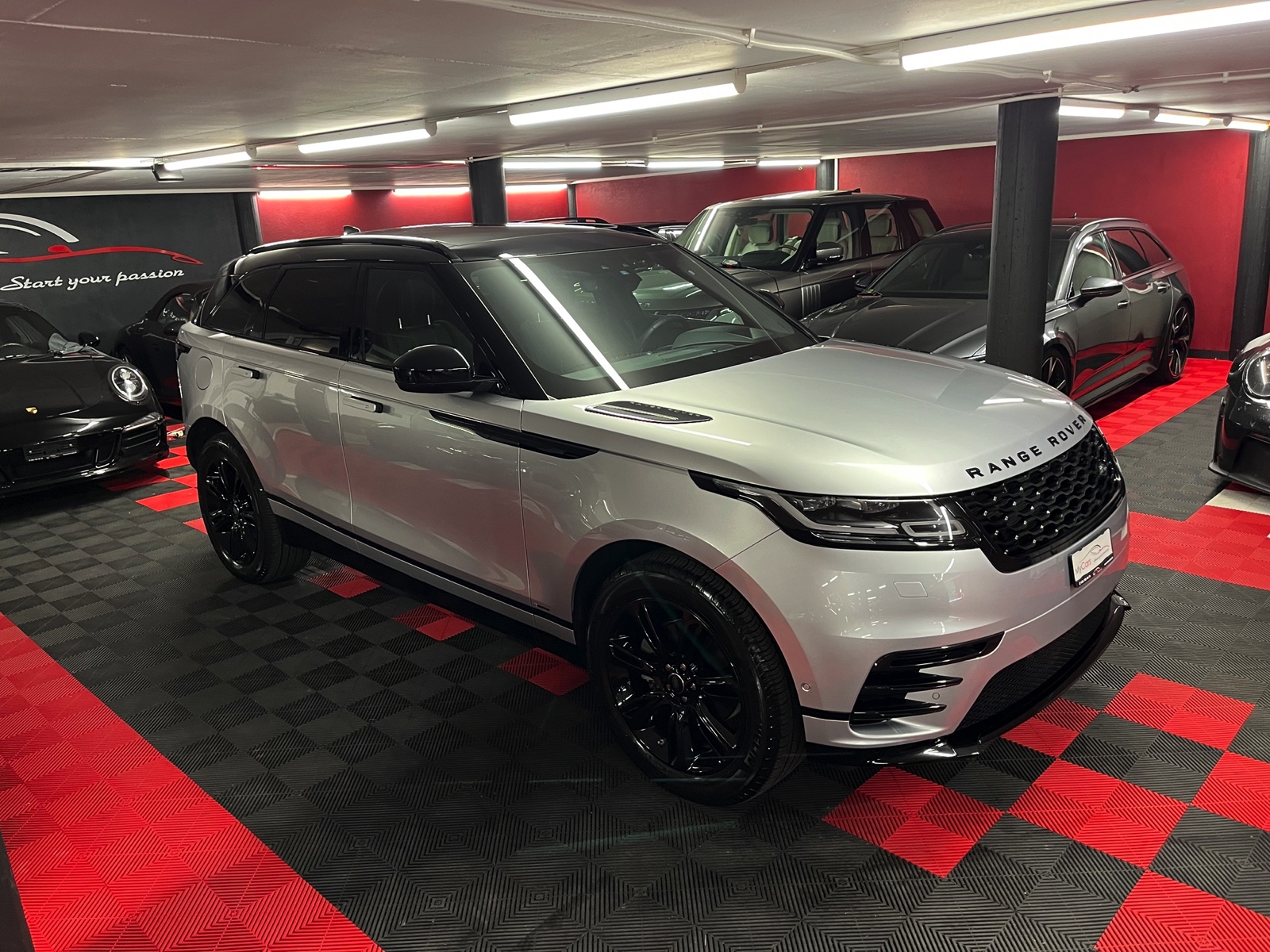 
								LAND ROVER Range Rover Velar R-Dynamic P 250 SE Automatic en plein écran									