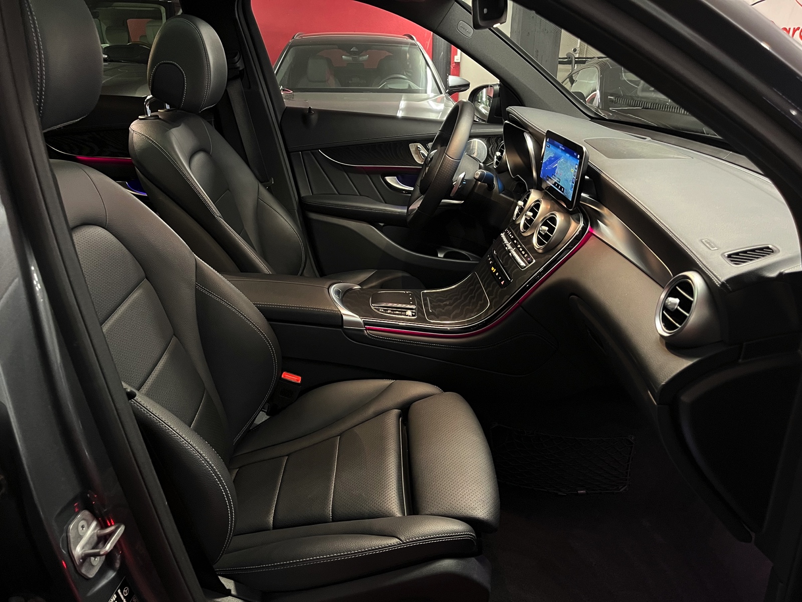 
								MERCEDES-BENZ GLC 200 AMG Line 4Matic 9G-Tronic en plein écran									