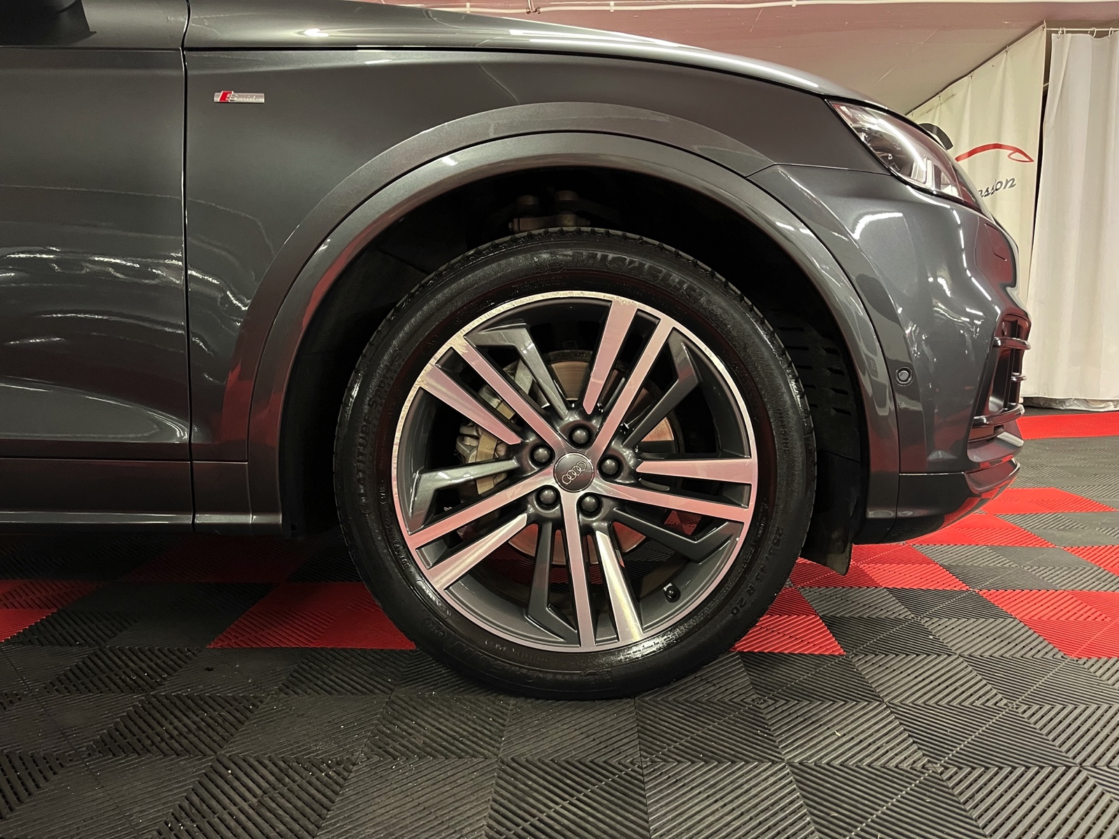
								AUDI Q5 45 TFSI sport quattro S-tronic en plein écran									