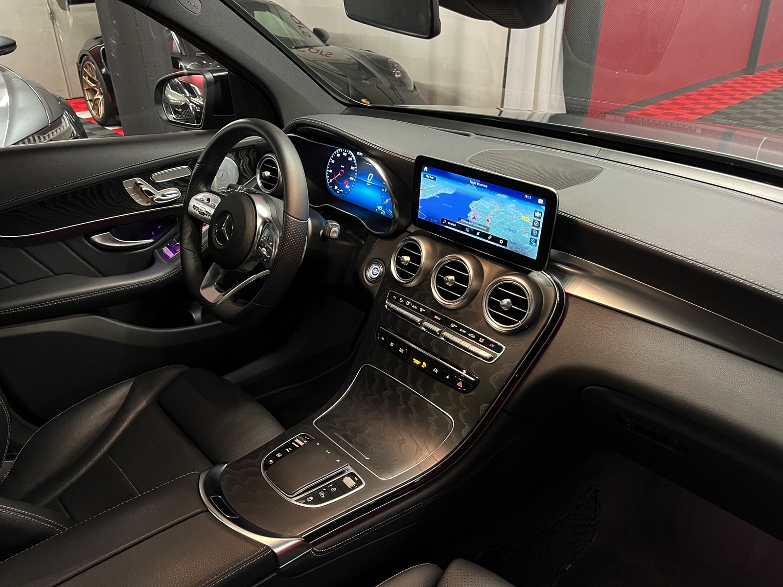 
								MERCEDES-BENZ GLC 200 AMG Line 4Matic 9G-Tronic en plein écran									