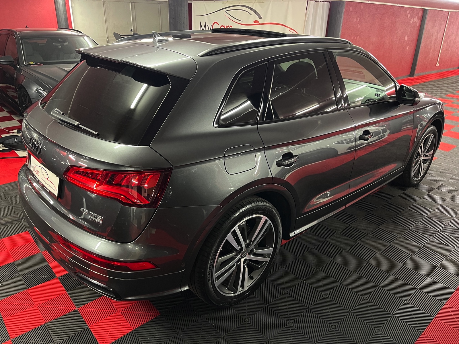 
								AUDI Q5 45 TFSI sport quattro S-tronic en plein écran									