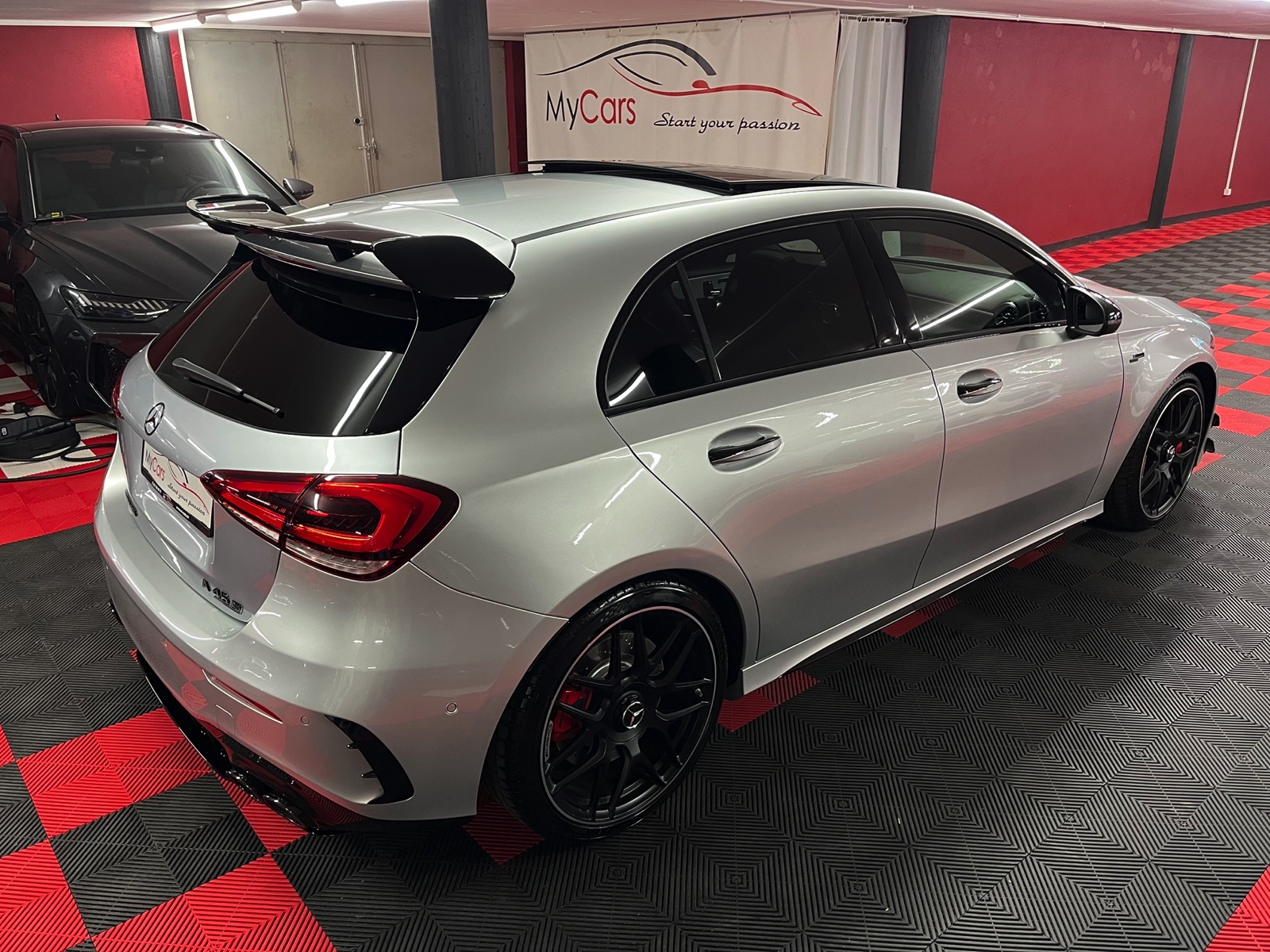 
								MERCEDES-BENZ A 45 S AMG 4Matic+ Speedshift en plein écran									
