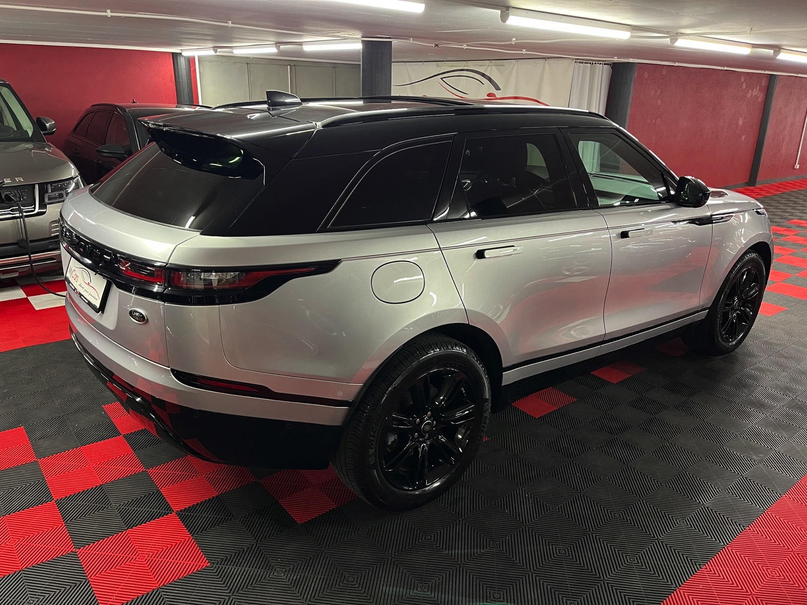 
								LAND ROVER Range Rover Velar R-Dynamic P 250 SE Automatic en plein écran									