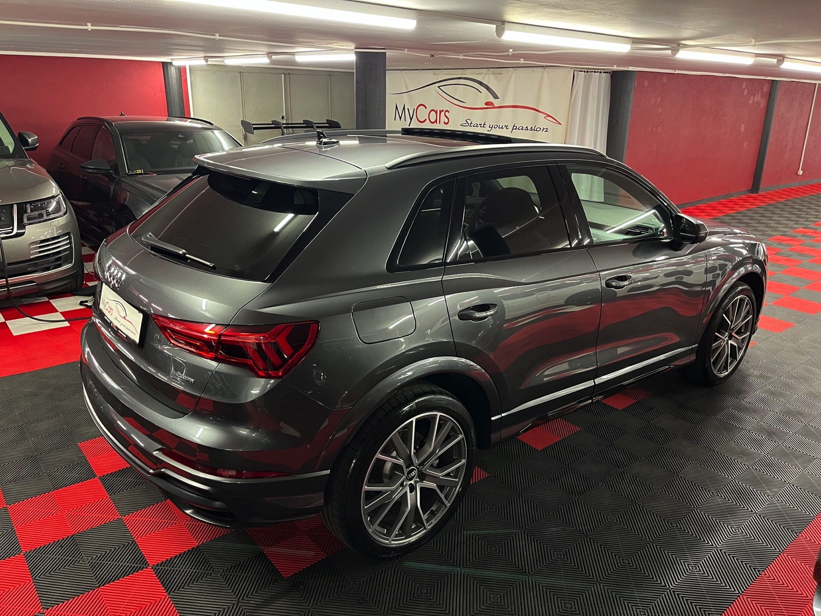 
								AUDI Q3 45 TFSI S line quattro S-tronic en plein écran									