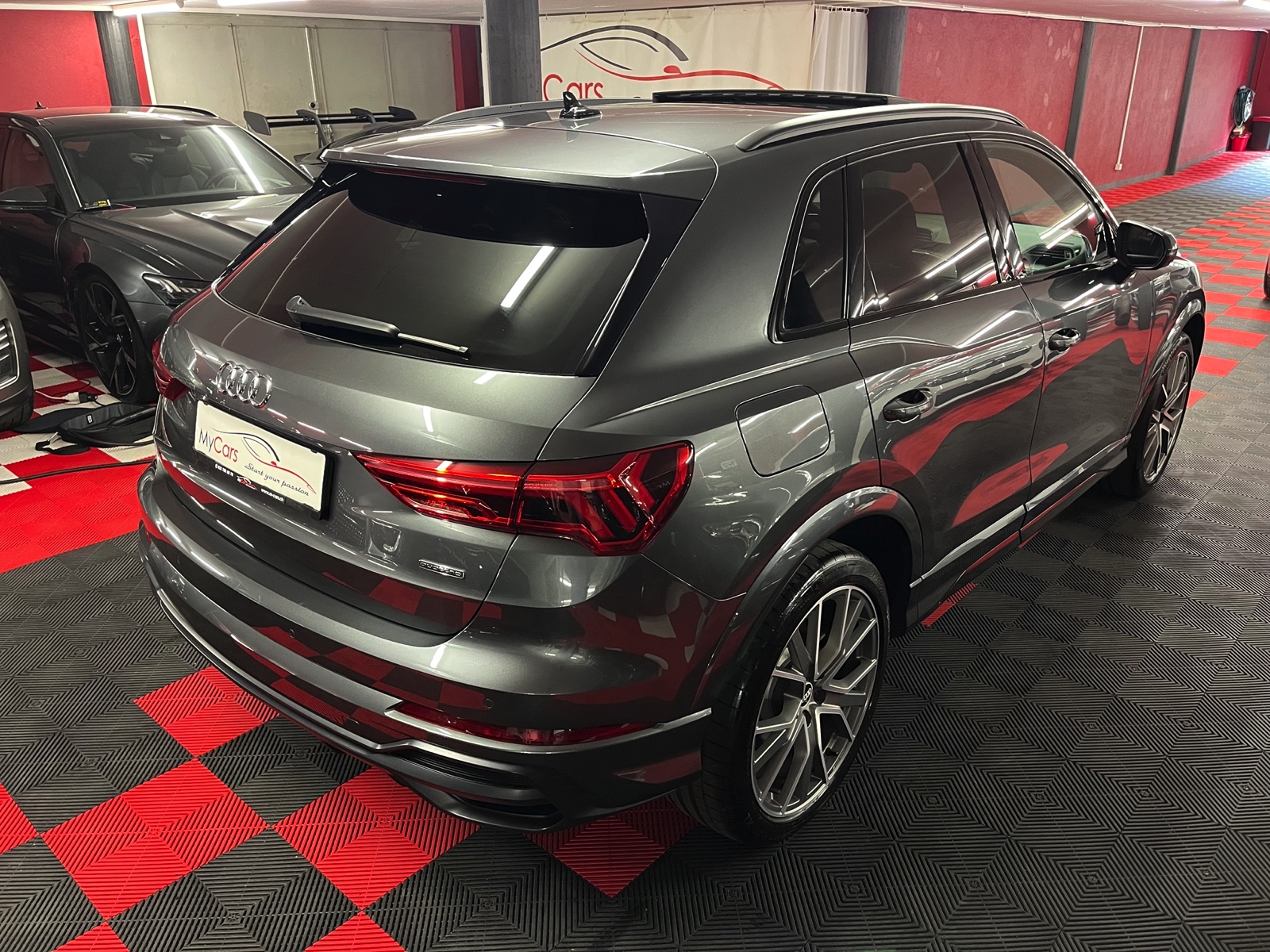 
								AUDI Q3 45 TFSI S line quattro S-tronic en plein écran									