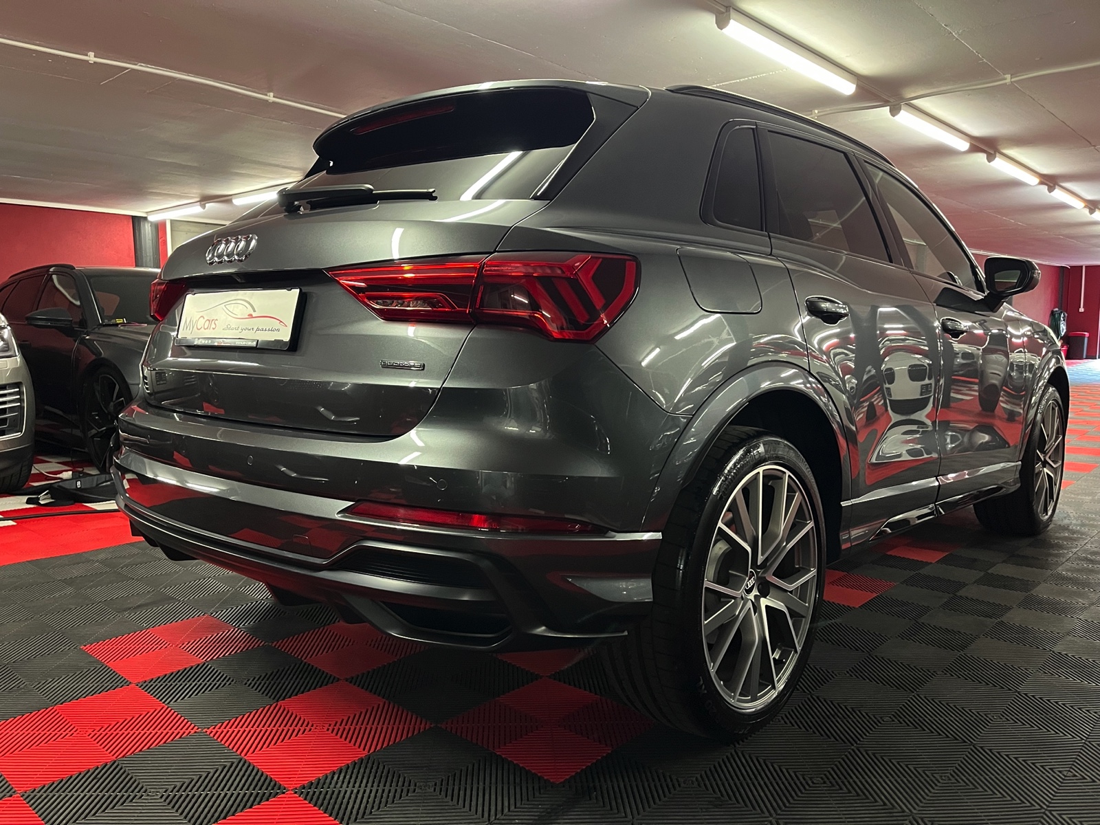 
								AUDI Q3 45 TFSI S line quattro S-tronic en plein écran									