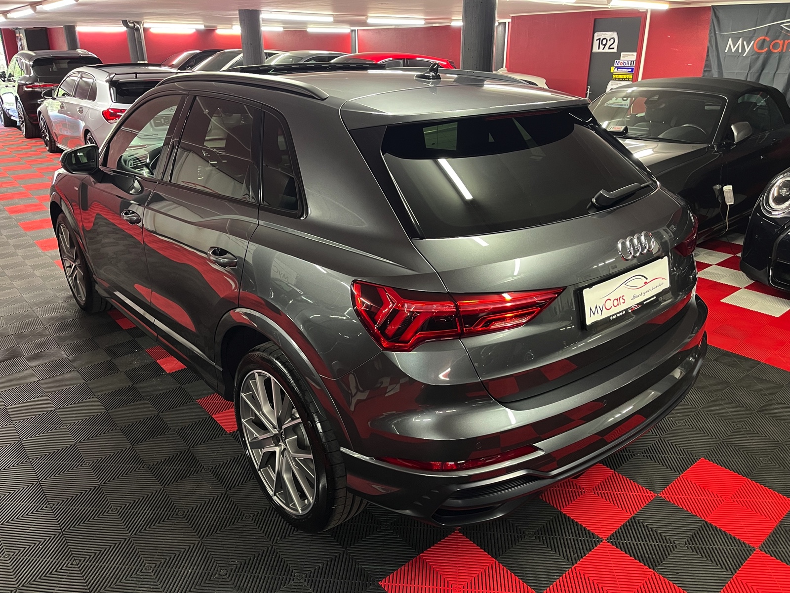 
								AUDI Q3 45 TFSI S line quattro S-tronic en plein écran									