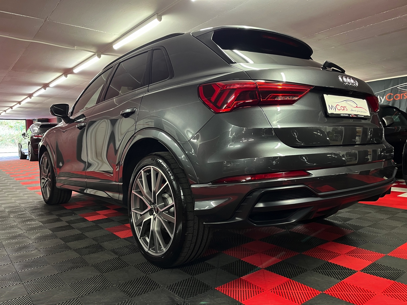
								AUDI Q3 45 TFSI S line quattro S-tronic en plein écran									