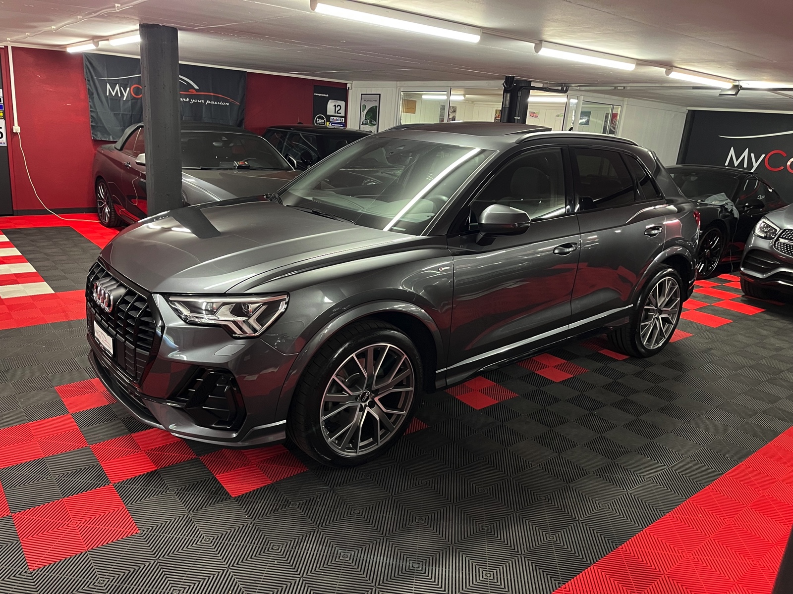 
								AUDI Q3 45 TFSI S line quattro S-tronic en plein écran									