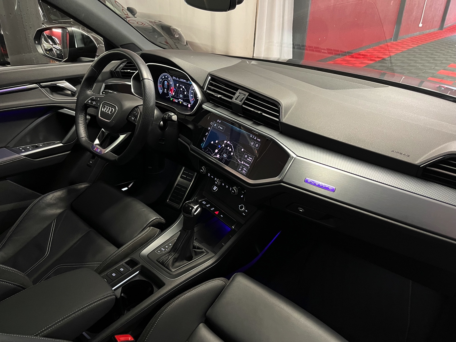
								AUDI Q3 45 TFSI S line quattro S-tronic en plein écran									