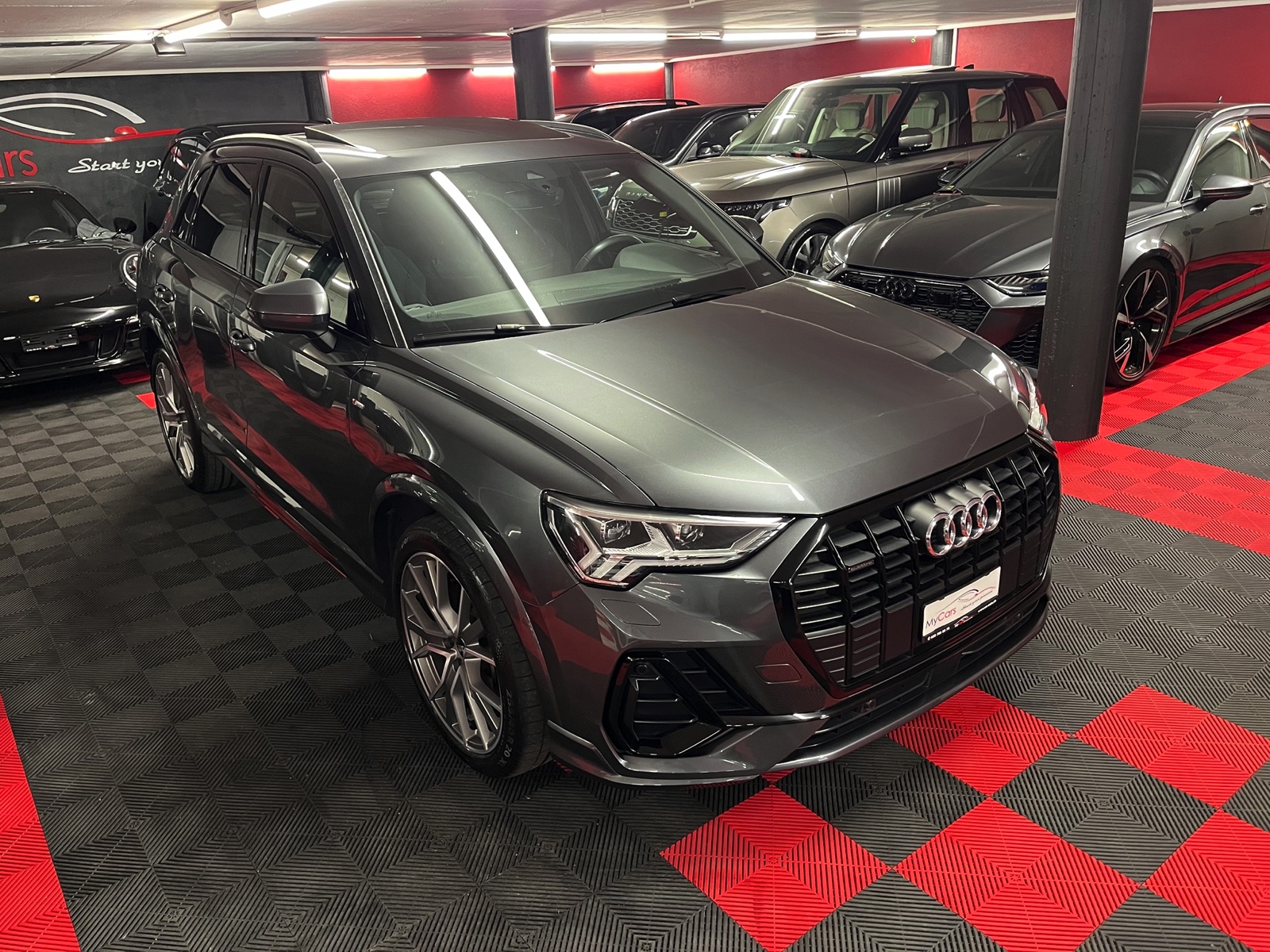 
								AUDI Q3 45 TFSI S line quattro S-tronic en plein écran									